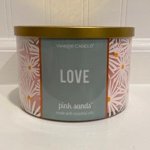 Yankee Candle ‘Love’ Pink Sands scent 💗 candle 🕯️